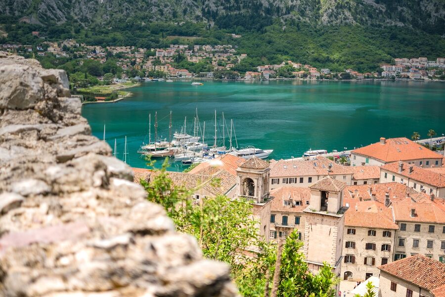 Чем привлекает иностранных инвесторов получение паспорта Черногории?